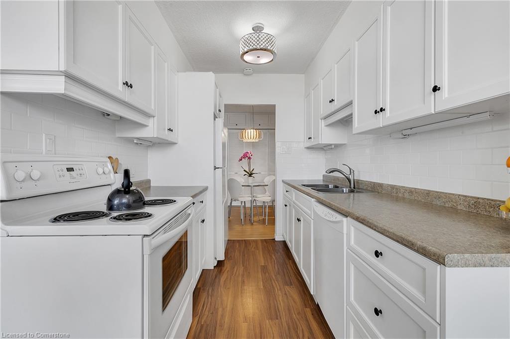 702-81 Church Street, Kitchener, ON - Indoor Photo Showing Kitchen With Double Sink