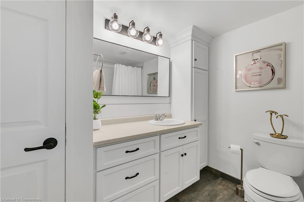 702-81 Church Street, Kitchener, ON - Indoor Photo Showing Bathroom