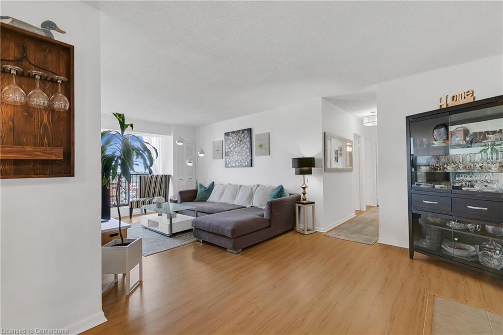 702-81 Church Street, Kitchener, ON - Indoor Photo Showing Living Room