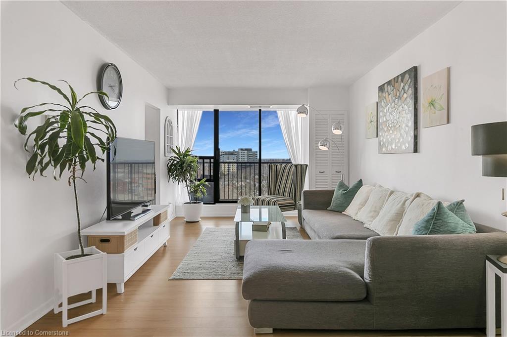 702-81 Church Street, Kitchener, ON - Indoor Photo Showing Living Room