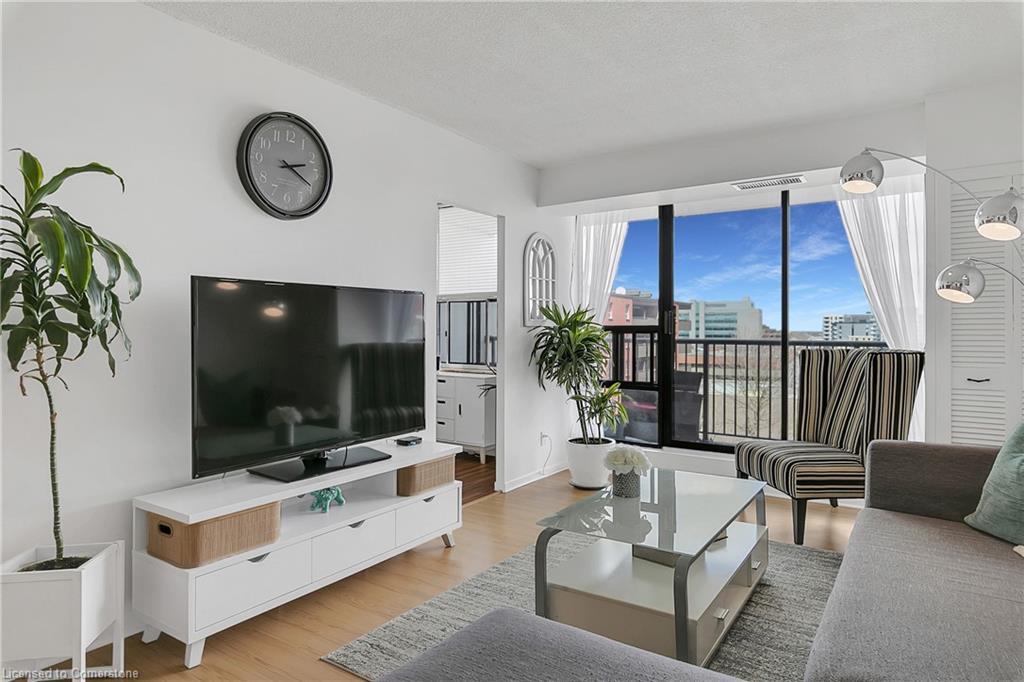 702-81 Church Street, Kitchener, ON - Indoor Photo Showing Living Room