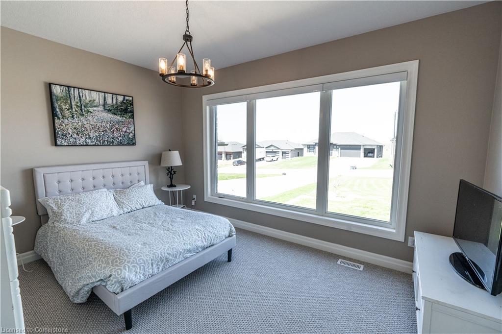 15 Hudson Drive, Brantford, ON - Indoor Photo Showing Bedroom