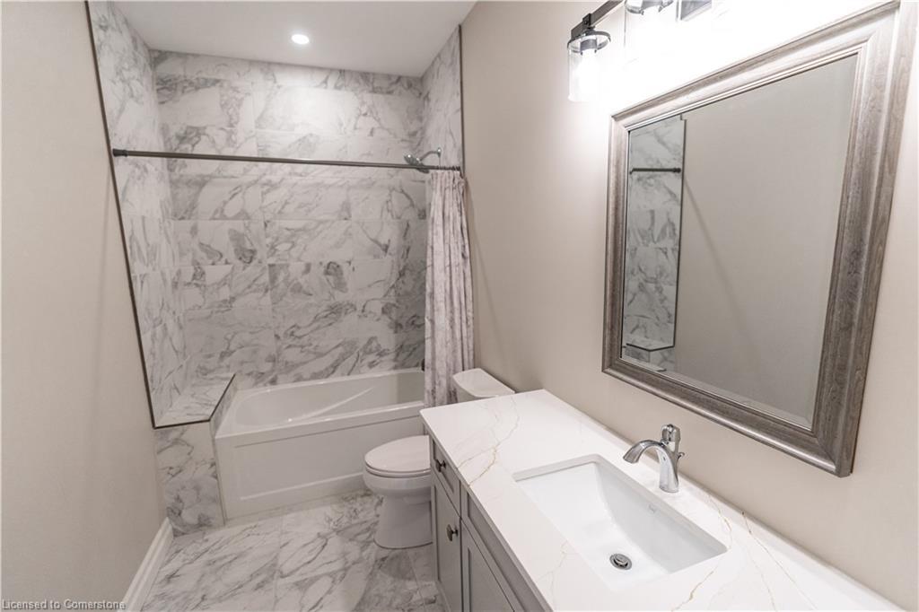 15 Hudson Drive, Brantford, ON - Indoor Photo Showing Bathroom