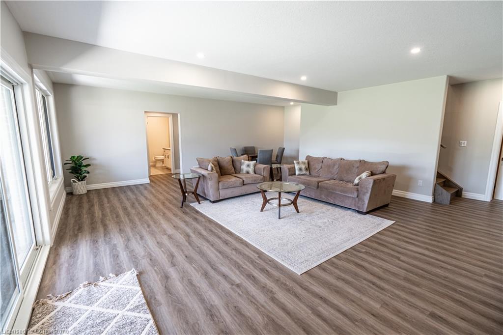 15 Hudson Drive, Brantford, ON - Indoor Photo Showing Living Room