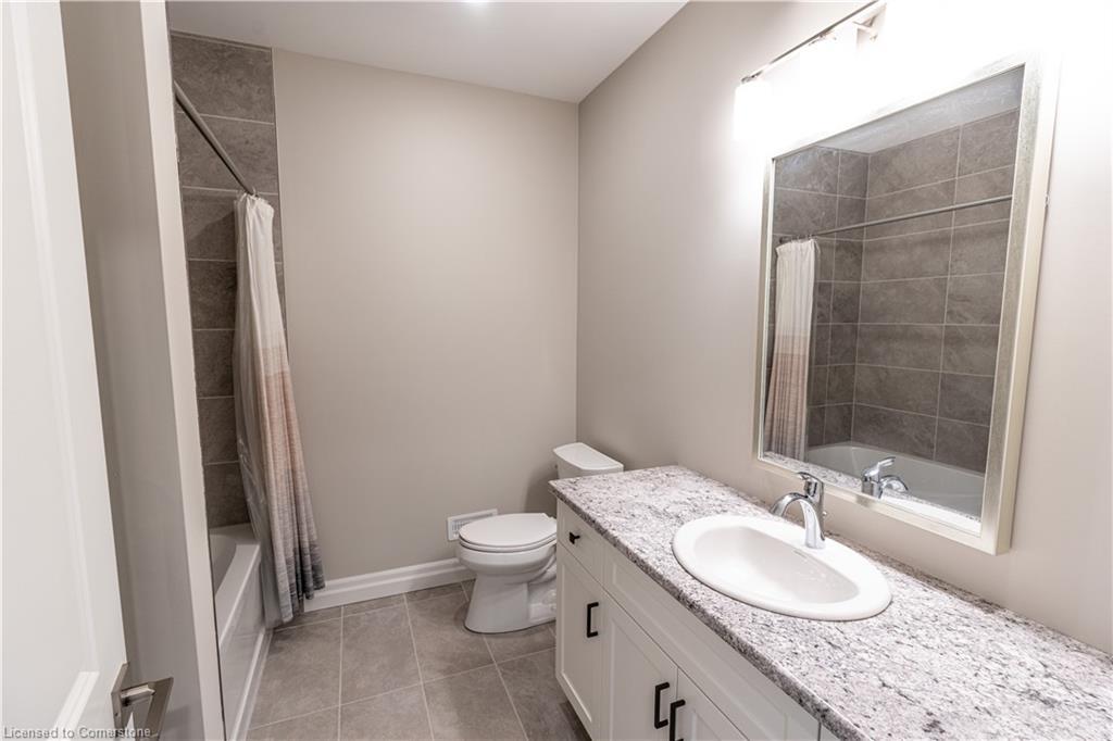 15 Hudson Drive, Brantford, ON - Indoor Photo Showing Bathroom
