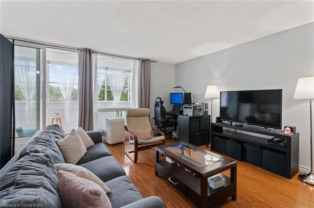 611-225 Harvard Place, Waterloo, ON - Indoor Photo Showing Living Room