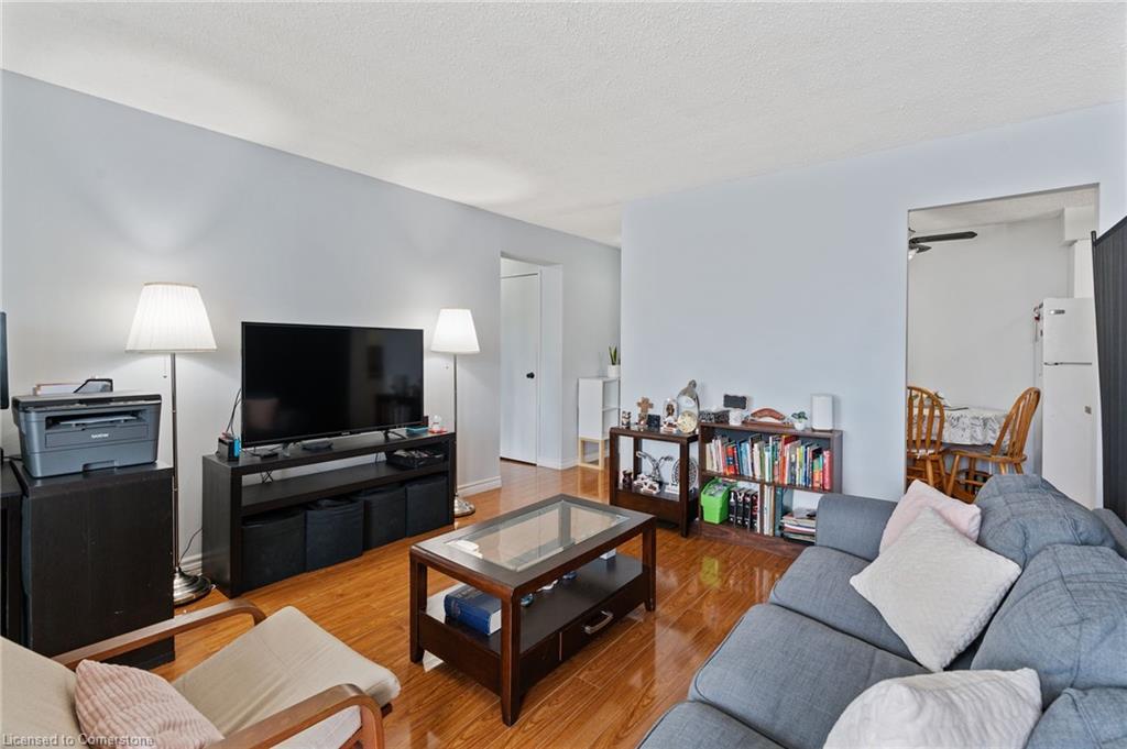 611-225 Harvard Place, Waterloo, ON - Indoor Photo Showing Living Room
