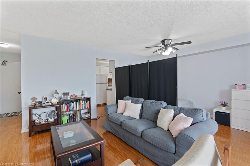 611-225 Harvard Place, Waterloo, ON - Indoor Photo Showing Living Room