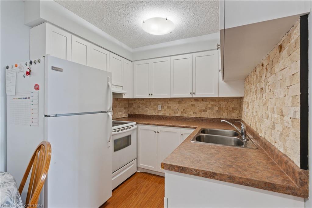 611-225 Harvard Place, Waterloo, ON - Indoor Photo Showing Kitchen With Double Sink