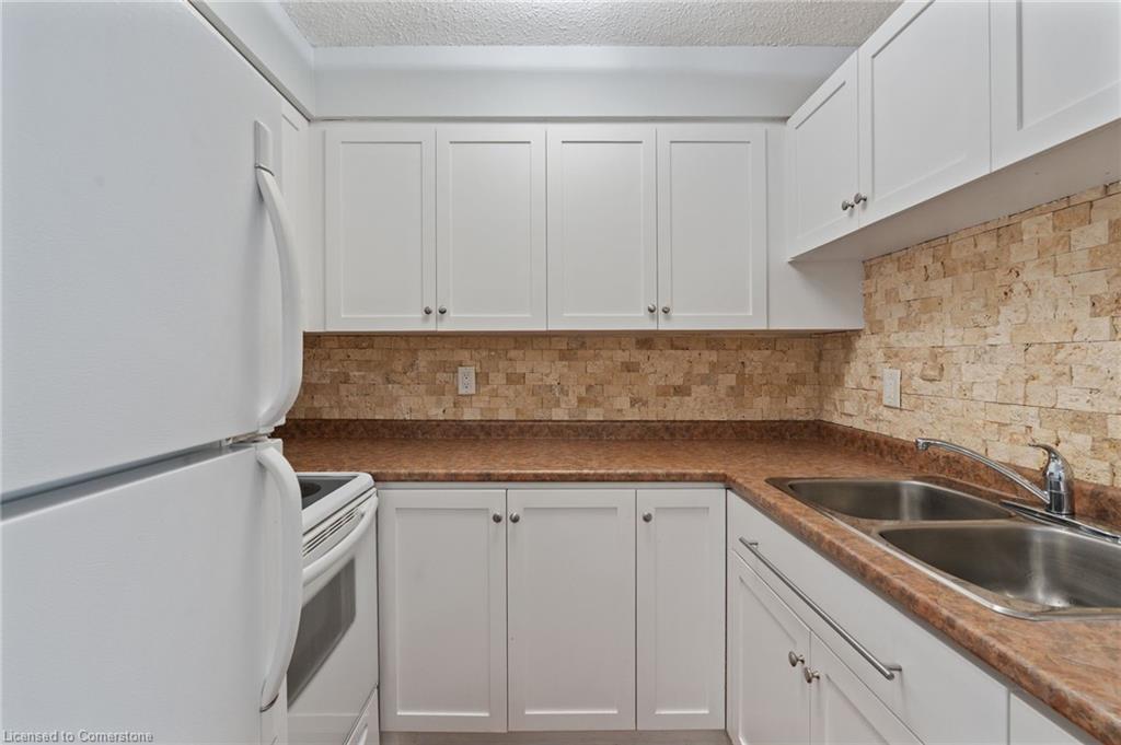 611-225 Harvard Place, Waterloo, ON - Indoor Photo Showing Kitchen With Double Sink