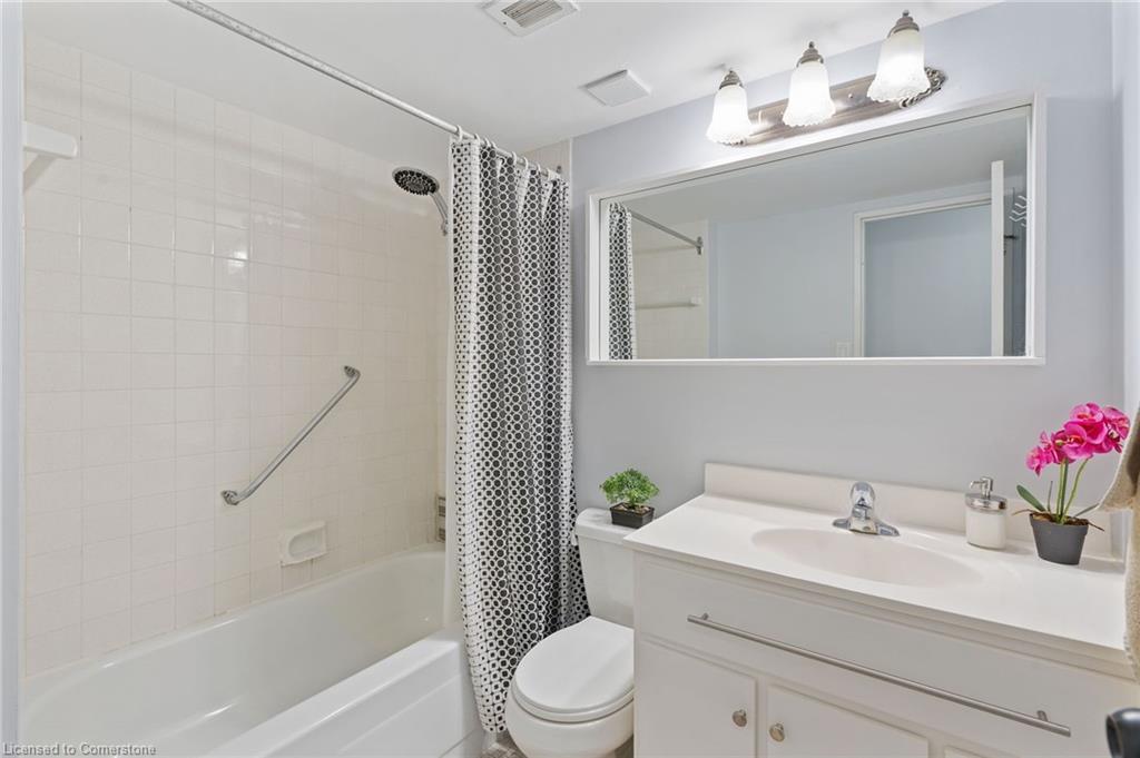 611-225 Harvard Place, Waterloo, ON - Indoor Photo Showing Bathroom