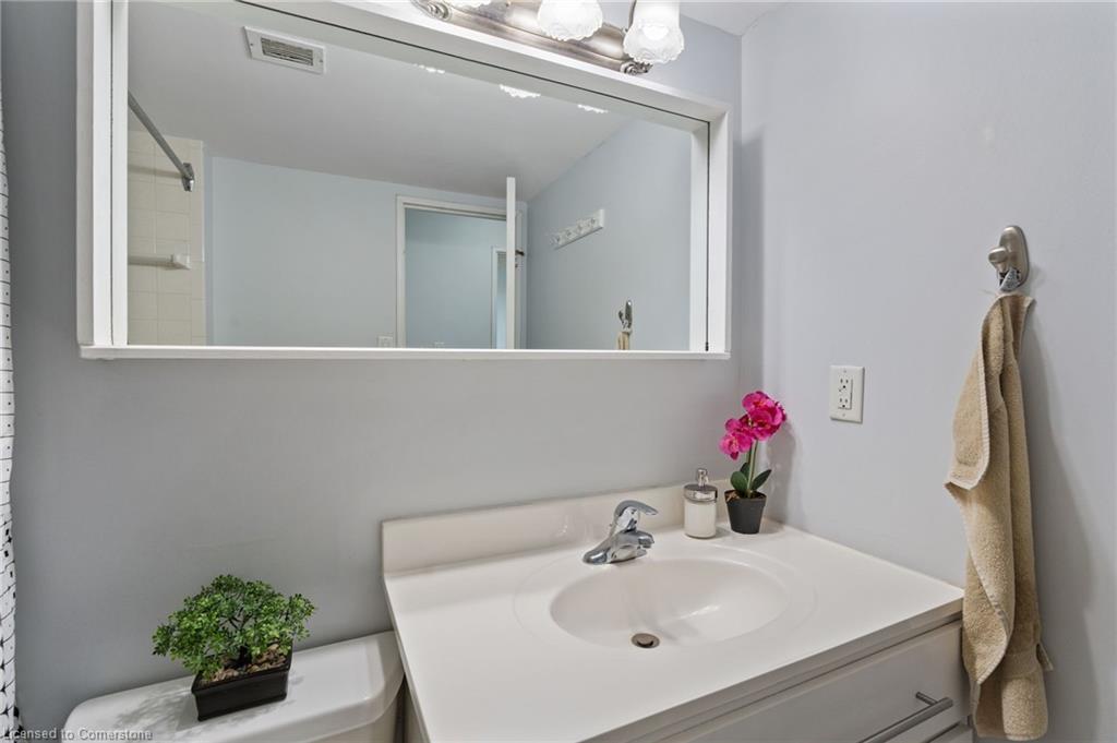 611-225 Harvard Place, Waterloo, ON - Indoor Photo Showing Bathroom
