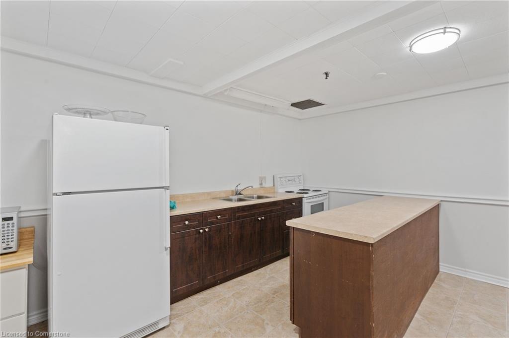 611-225 Harvard Place, Waterloo, ON - Indoor Photo Showing Kitchen With Double Sink