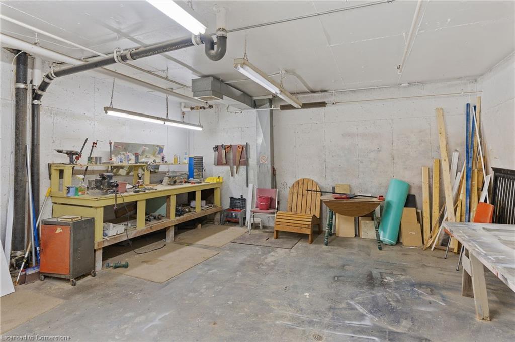 611-225 Harvard Place, Waterloo, ON - Indoor Photo Showing Garage