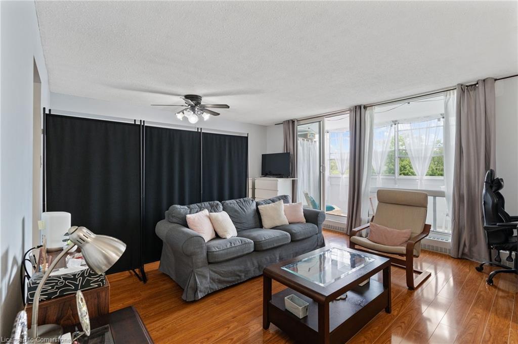 611-225 Harvard Place, Waterloo, ON - Indoor Photo Showing Living Room