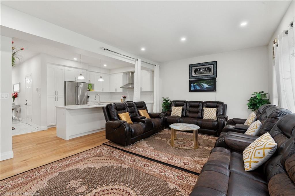 47 Pondcliffe Drive, Kitchener, ON - Indoor Photo Showing Living Room