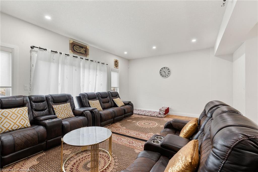 47 Pondcliffe Drive, Kitchener, ON - Indoor Photo Showing Living Room