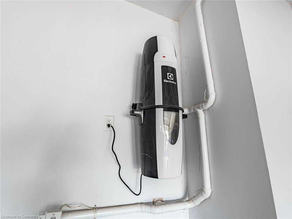 323 Harold Dent Trail, Oakville, ON - Indoor Photo Showing Laundry Room