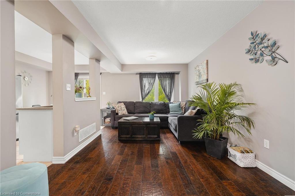 72-250 Ainslie Street S, Cambridge, ON - Indoor Photo Showing Living Room
