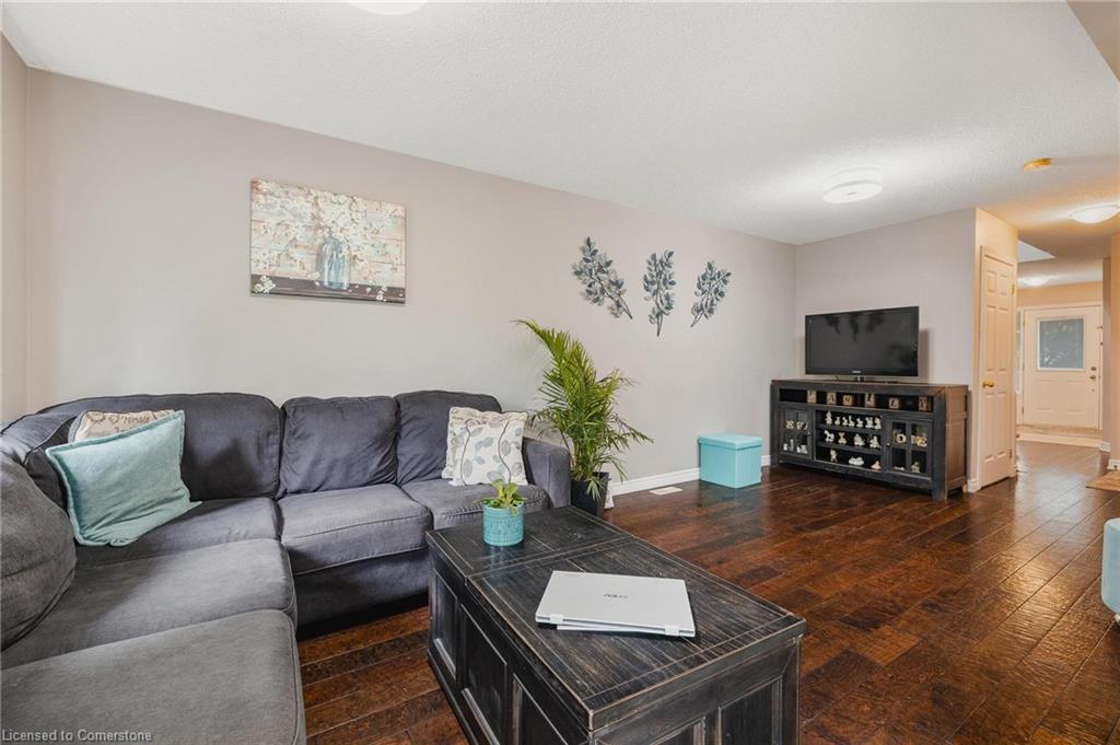 72-250 Ainslie Street S, Cambridge, ON - Indoor Photo Showing Living Room