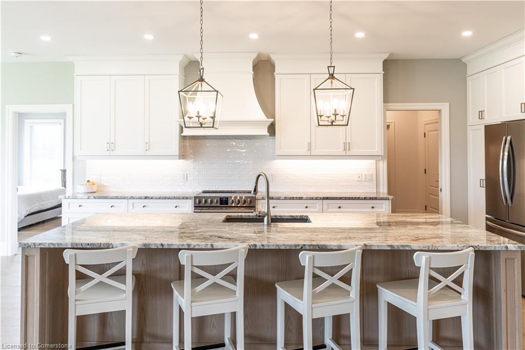 21 Hudson Drive, Brantford, ON - Indoor Photo Showing Kitchen With Upgraded Kitchen