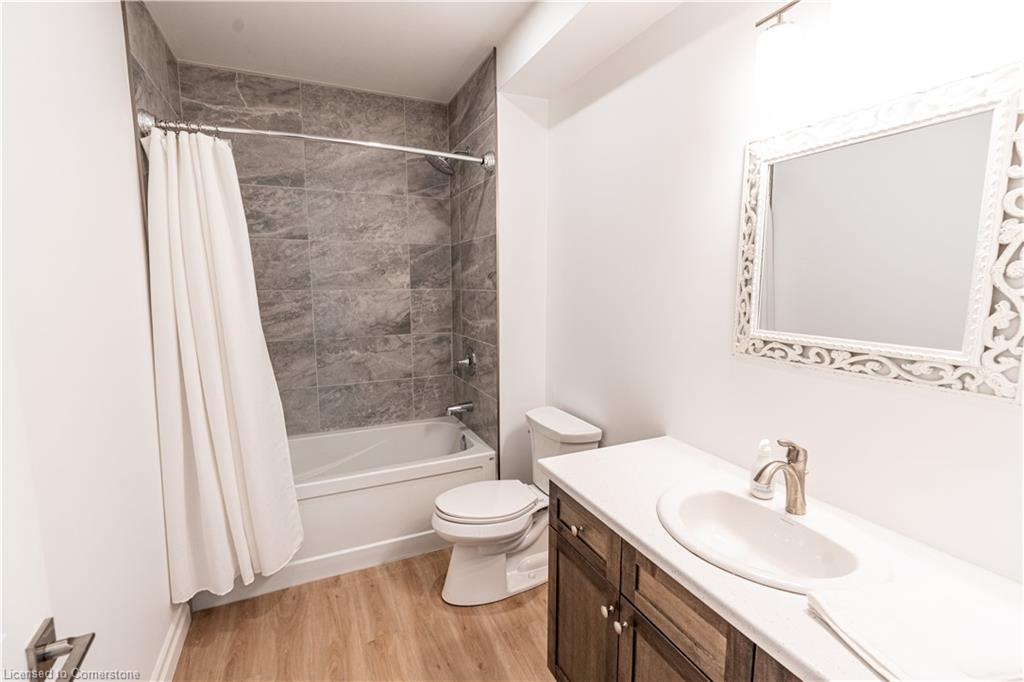 21 Hudson Drive, Brantford, ON - Indoor Photo Showing Bathroom