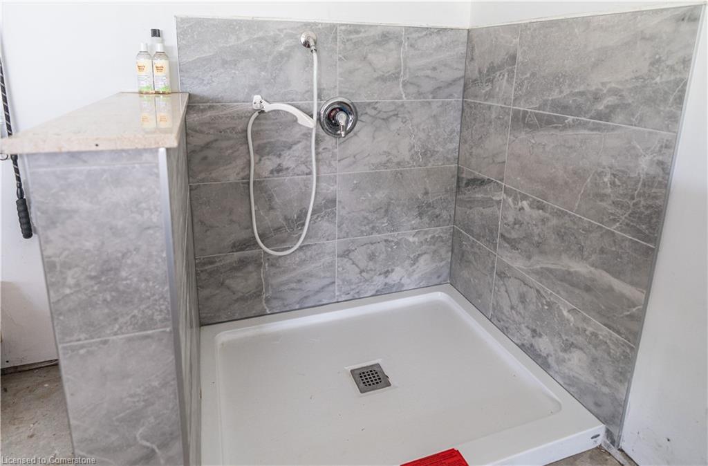 21 Hudson Drive, Brantford, ON - Indoor Photo Showing Bathroom