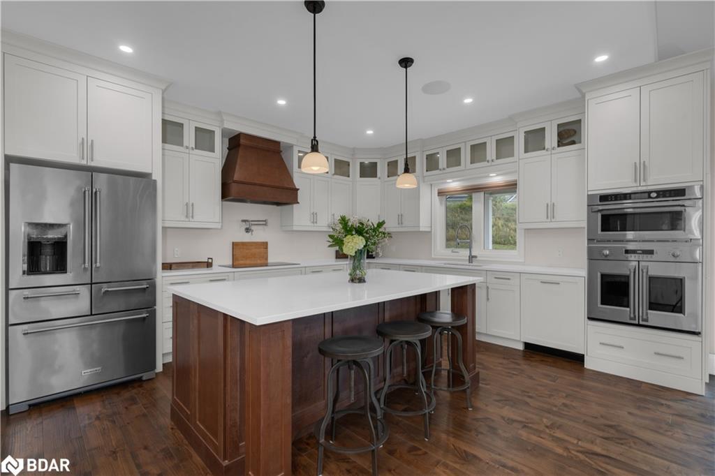 28 Thoroughbred Drive, Oro-Medonte, ON - Indoor Photo Showing Kitchen With Upgraded Kitchen