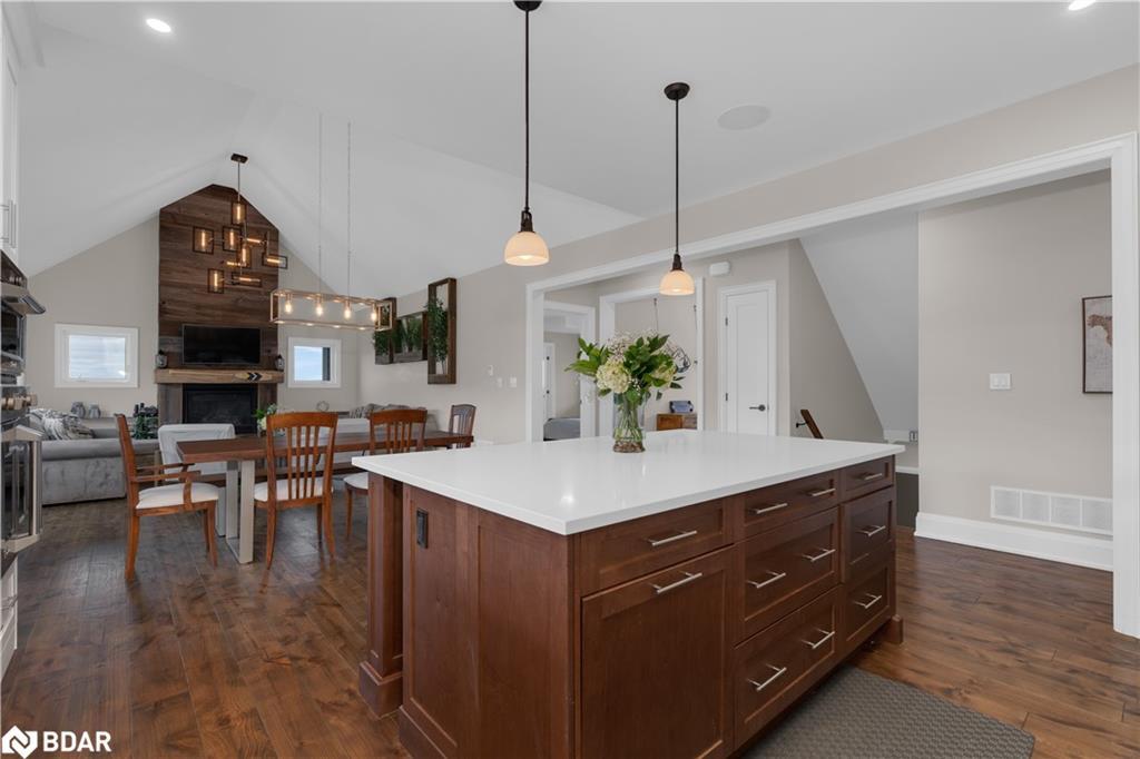 28 Thoroughbred Drive, Oro-Medonte, ON - Indoor With Fireplace