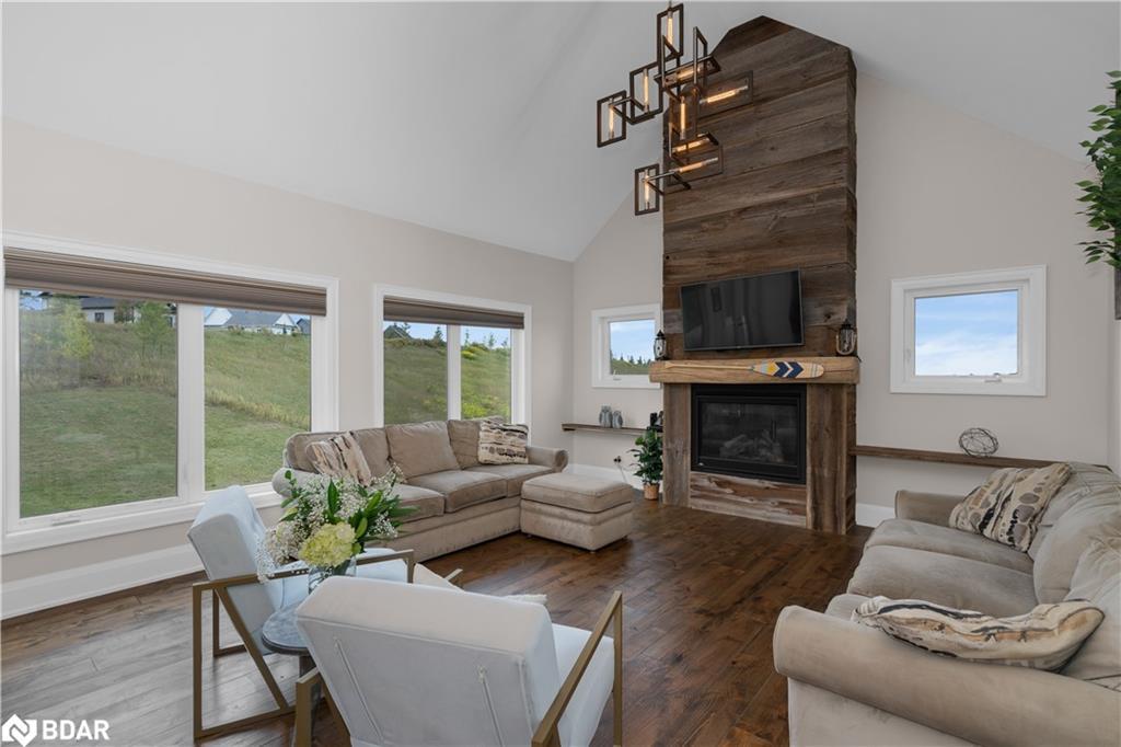 28 Thoroughbred Drive, Oro-Medonte, ON - Indoor Photo Showing Living Room With Fireplace