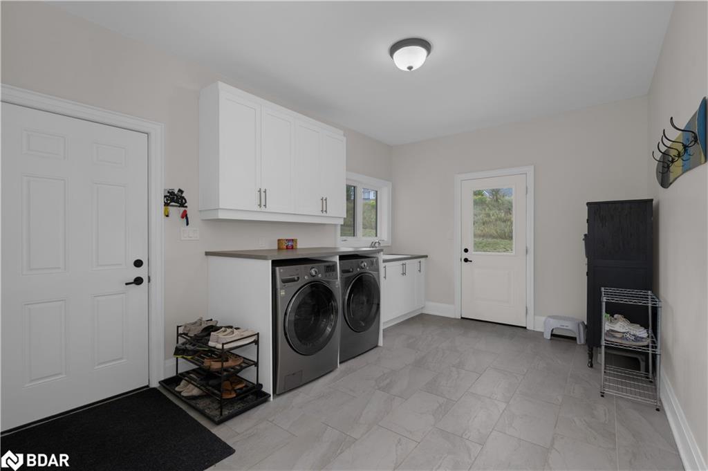 28 Thoroughbred Drive, Oro-Medonte, ON - Indoor Photo Showing Laundry Room