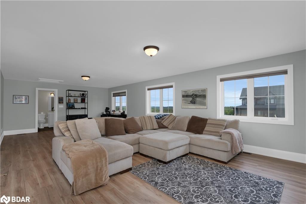 28 Thoroughbred Drive, Oro-Medonte, ON - Indoor Photo Showing Living Room