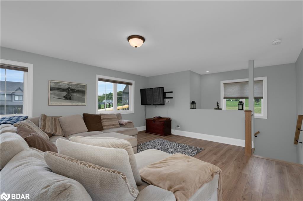 28 Thoroughbred Drive, Oro-Medonte, ON - Indoor Photo Showing Living Room