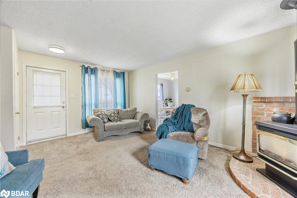 771 Roberts Road, Innisfil, ON - Indoor Photo Showing Living Room