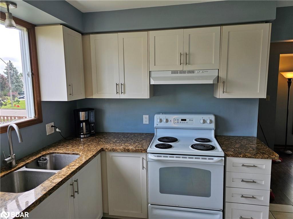 Bedroom 4-3 Baxter Crescent, Thorold, ON - Indoor Photo Showing Kitchen With Double Sink