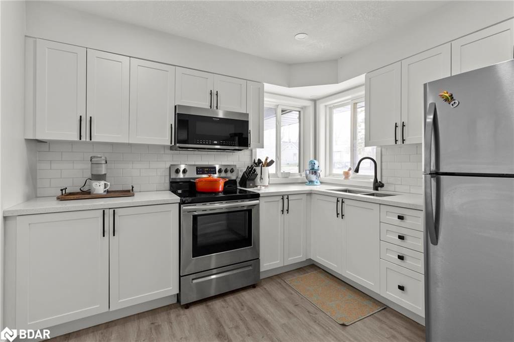 99 Wellington Street E, Barrie, ON - Indoor Photo Showing Kitchen