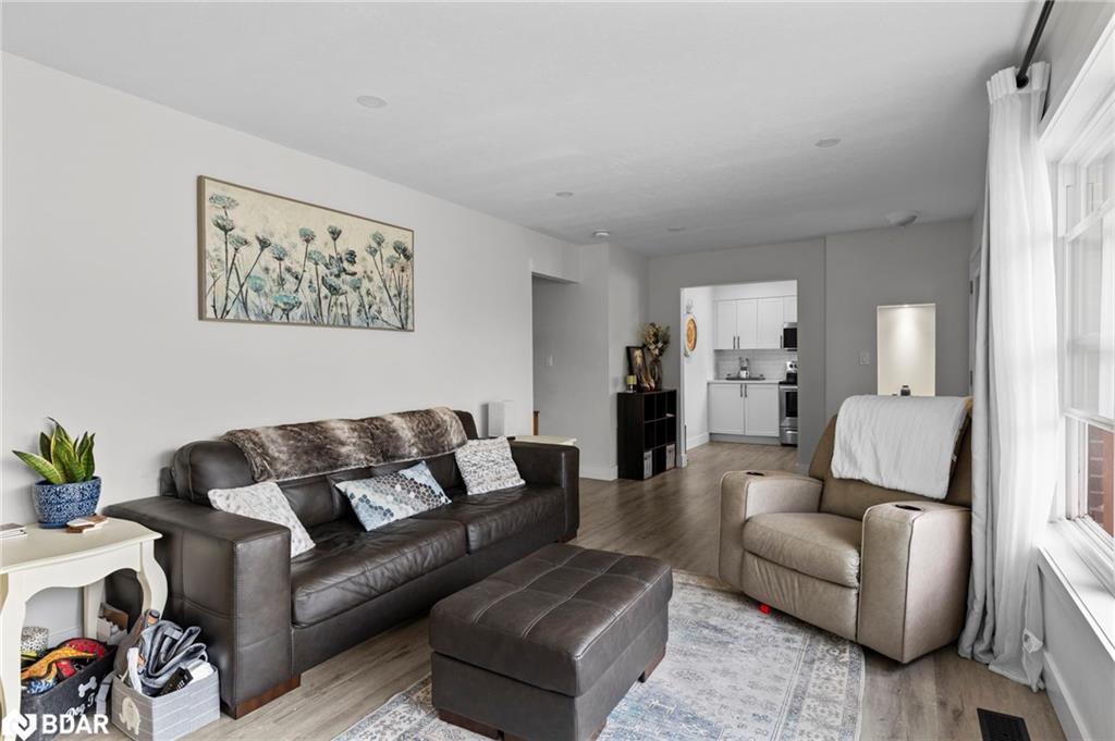 99 Wellington Street E, Barrie, ON - Indoor Photo Showing Living Room