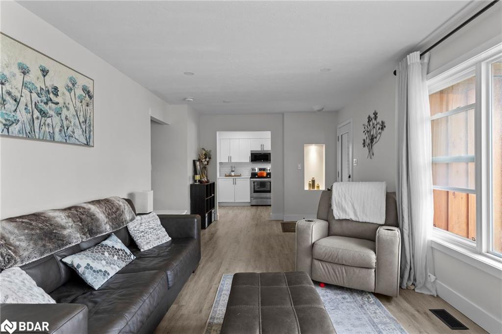 99 Wellington Street E, Barrie, ON - Indoor Photo Showing Living Room