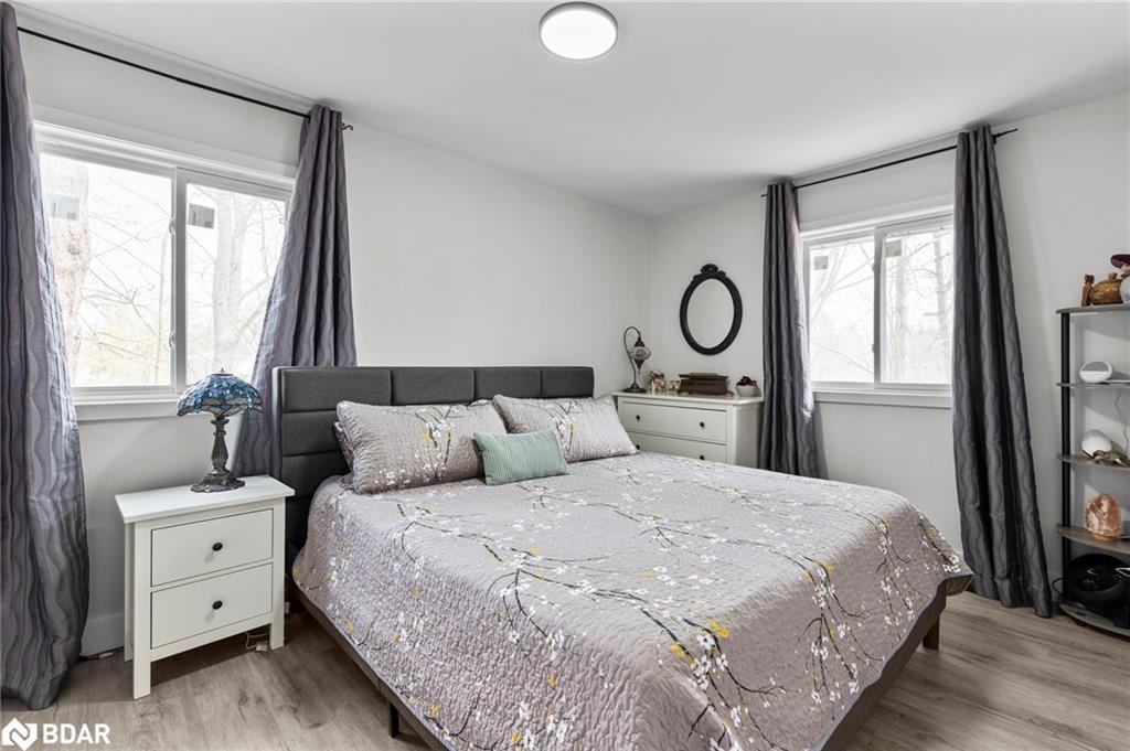 99 Wellington Street E, Barrie, ON - Indoor Photo Showing Bedroom