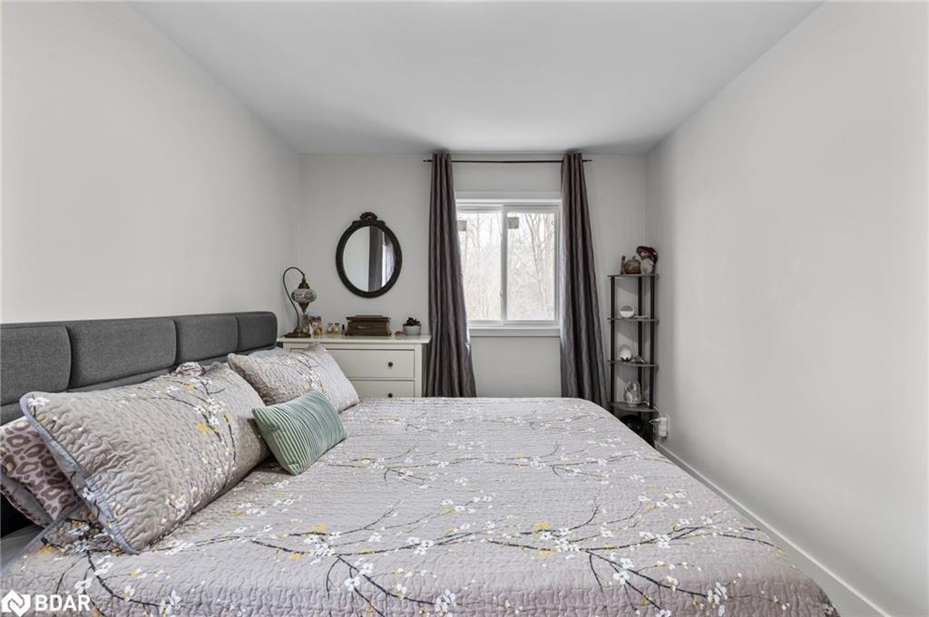 99 Wellington Street E, Barrie, ON - Indoor Photo Showing Bedroom