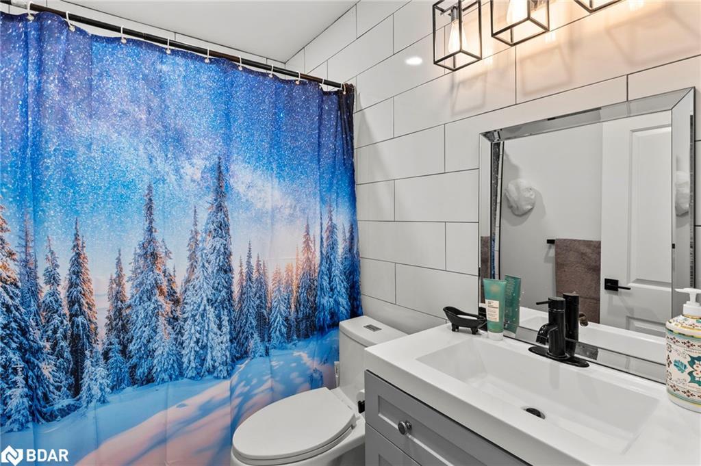 99 Wellington Street E, Barrie, ON - Indoor Photo Showing Bathroom