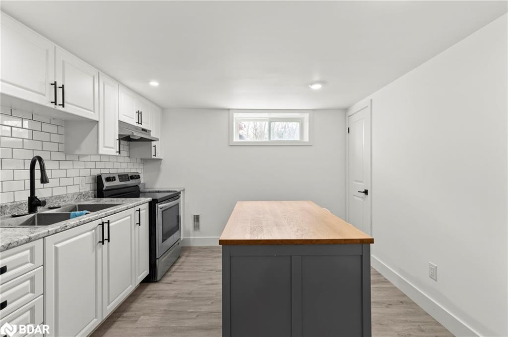 99 Wellington Street E, Barrie, ON - Indoor Photo Showing Kitchen With Upgraded Kitchen