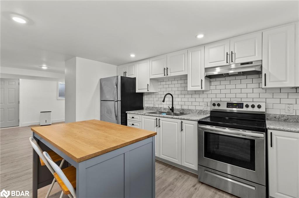 99 Wellington Street E, Barrie, ON - Indoor Photo Showing Kitchen With Stainless Steel Kitchen With Upgraded Kitchen