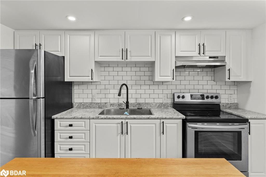 99 Wellington Street E, Barrie, ON - Indoor Photo Showing Kitchen With Stainless Steel Kitchen With Double Sink With Upgraded Kitchen