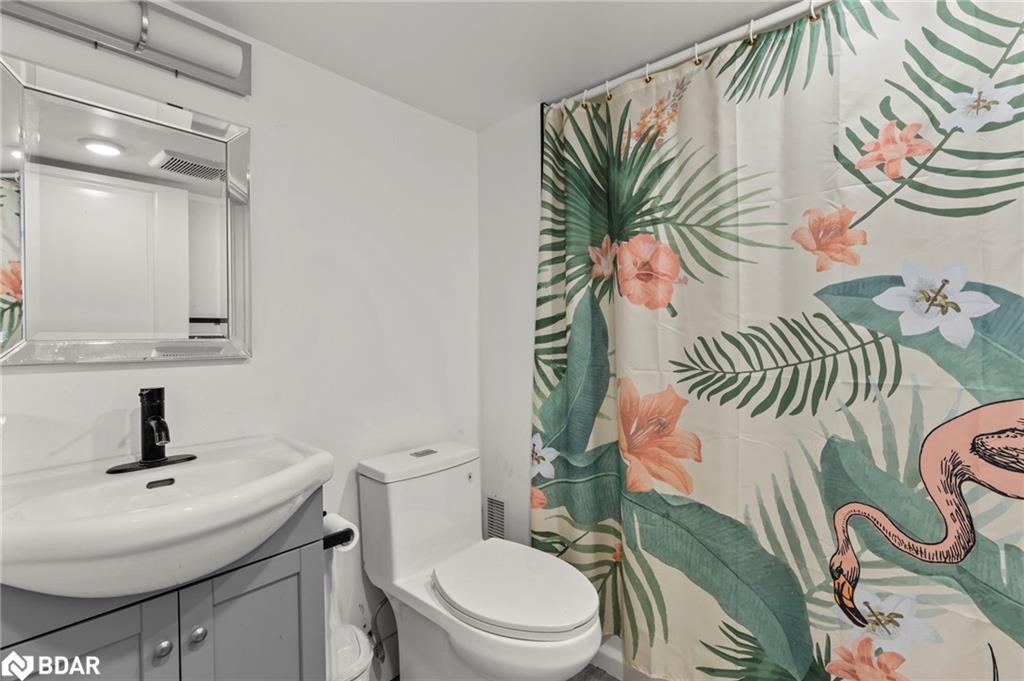 99 Wellington Street E, Barrie, ON - Indoor Photo Showing Bathroom