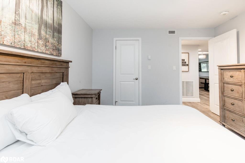 307-80 Horseshoe Boulevard, Oro-Medonte, ON - Indoor Photo Showing Bedroom