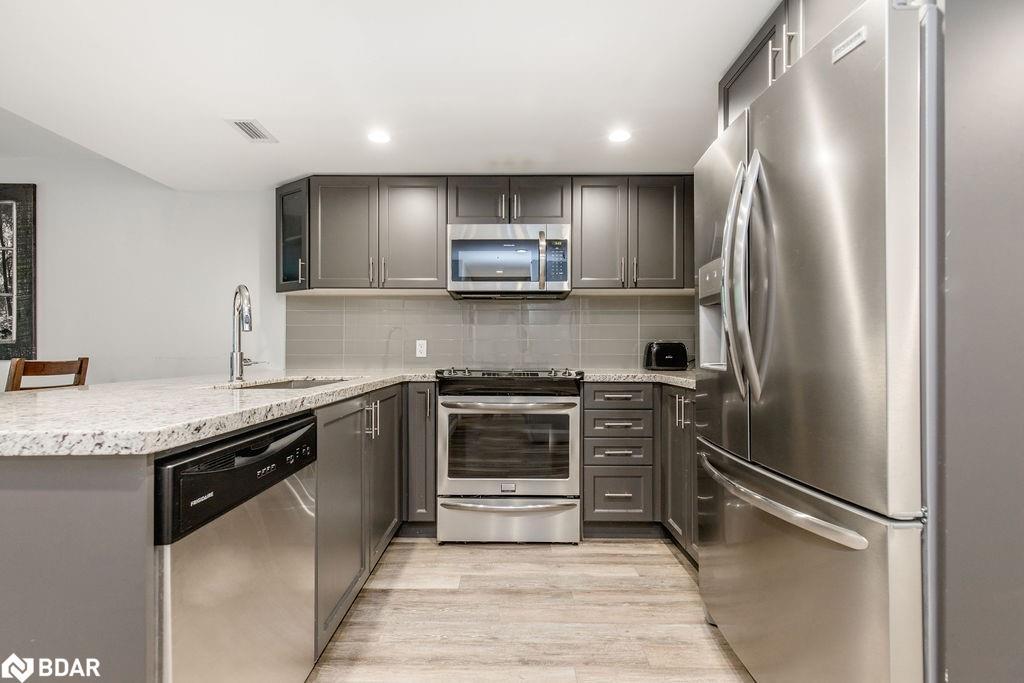 307-80 Horseshoe Boulevard, Oro-Medonte, ON - Indoor Photo Showing Kitchen With Stainless Steel Kitchen With Upgraded Kitchen