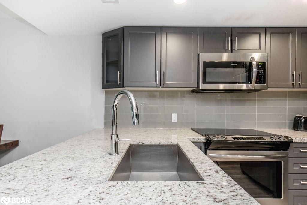 307-80 Horseshoe Boulevard, Oro-Medonte, ON - Indoor Photo Showing Kitchen With Upgraded Kitchen