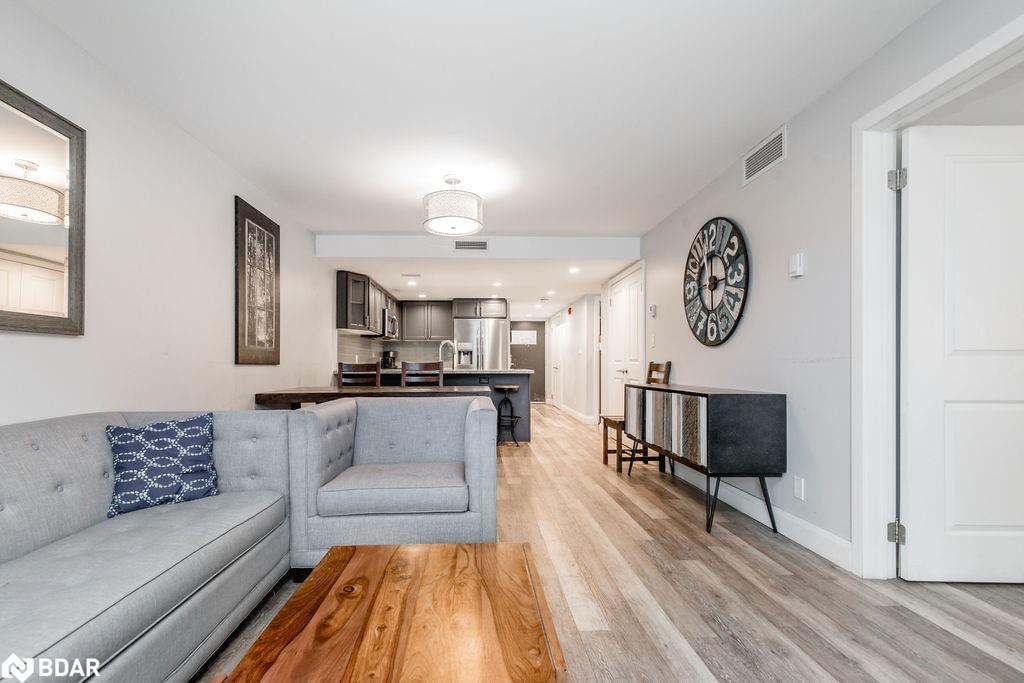 307-80 Horseshoe Boulevard, Oro-Medonte, ON - Indoor Photo Showing Living Room