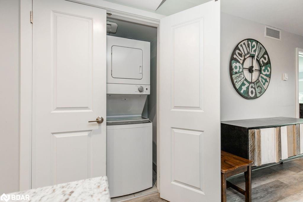 307-80 Horseshoe Boulevard, Oro-Medonte, ON - Indoor Photo Showing Laundry Room
